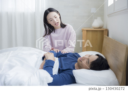 起きない夫を起こす妻 130430272