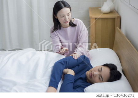 起きない夫を起こす妻 130430273