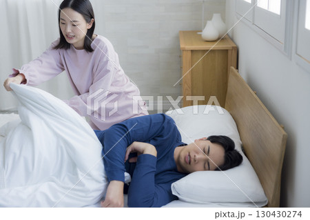 起きない夫を起こす妻 130430274