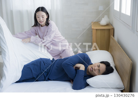 起きない夫を起こす妻 130430276