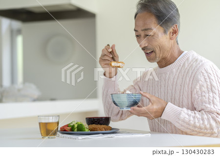 食事をするシニア男性 130430283