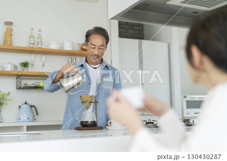 コーヒーを淹れる60代の男性 130430287