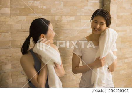 ホットヨガをする女性　　 　 130430302