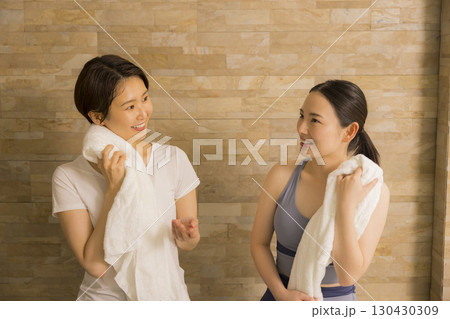 ホットヨガをする女性 ホットヨガをする女性 130430309