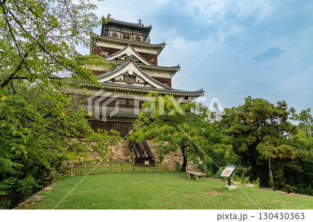 緑に包まれた広島城 130430363