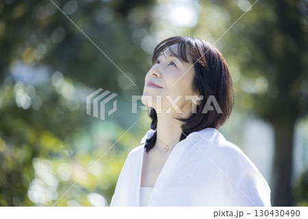 公園を散歩するミドル女性 130430490