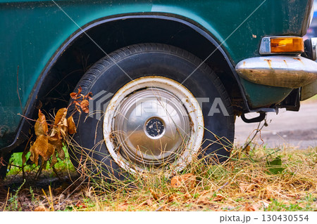 Front wheel with chrome cap of green old school car Front wheel with chrome cap of green old school car 130430554