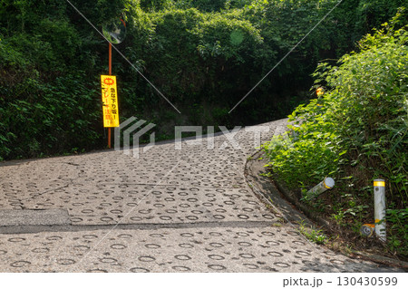 大阪側から暗峠に至る途中にある最も傾斜のキツイ坂の風景 大阪側から暗峠に至る途中にある最も傾斜のキツイ坂の風景 130430599