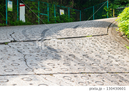 大阪側から暗峠に至る途中にある最も傾斜のキツイ坂の風景 130430601