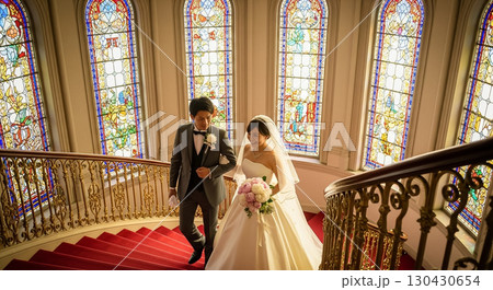 螺旋階段と新郎新婦 130430654