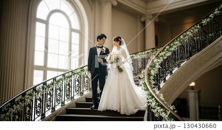螺旋階段と新郎新婦 130430660