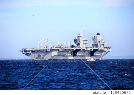 インド太平洋地域の平和維持へ… 東京港を出港する英国海軍・空母『プリンス・オブ・ウェールズ』 130430676