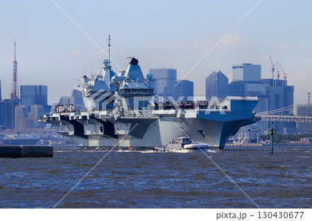 インド太平洋地域の平和維持へ… 東京港を出港する英国海軍・空母『プリンス・オブ・ウェールズ』 130430677