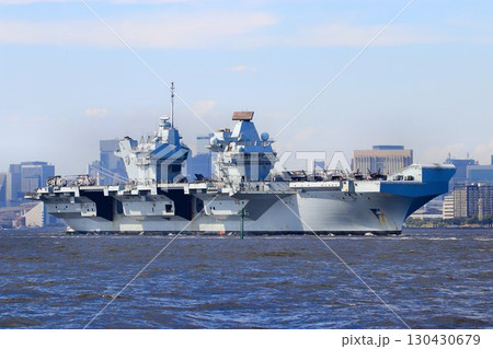 インド太平洋地域の平和維持へ… 東京港を出港する英国海軍・空母『プリンス・オブ・ウェールズ』 130430679