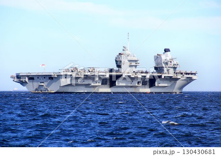 インド太平洋地域の平和維持へ… 東京港を出港する英国海軍・空母『プリンス・オブ・ウェールズ』 130430681