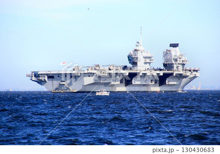 インド太平洋地域の平和維持へ… 東京港を出港する英国海軍・空母『プリンス・オブ・ウェールズ』 130430683