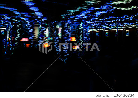 水族館の水槽を優雅に泳ぎ回るクラゲや魚たち 130430834