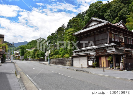 湯河原町　老舗和菓子店小梅堂と周辺町並み 130430978