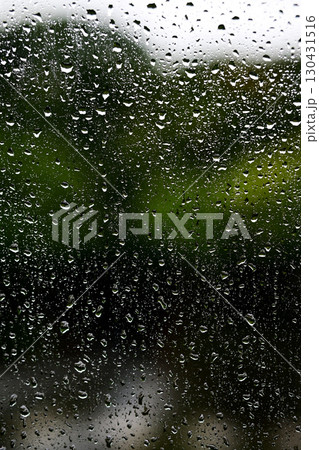 車の窓ガラスについた雨粒 130431516