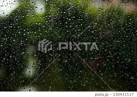 車の窓ガラスについた雨粒 車の窓ガラスについた雨粒 130431517