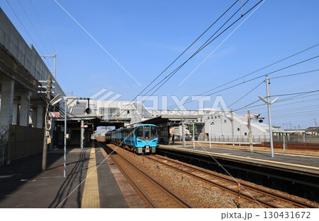 IRいしかわ鉄道　松任駅のホームと電車 130431672