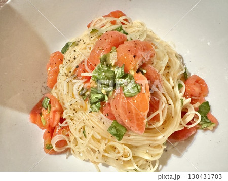写真素材：トマトとバジルの冷製パスタ（カッペリーニ） 130431703