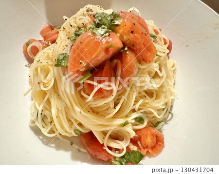 写真素材:トマトとバジルの冷製パスタ(カッペリーニ) 写真素材:トマトとバジルの冷製パスタ(カッペリーニ) 130431704