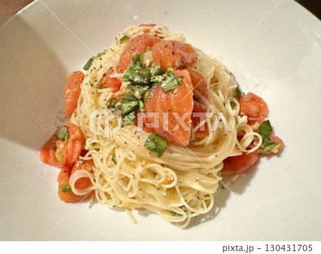 写真素材:トマトとバジルの冷製パスタ(カッペリーニ) 写真素材:トマトとバジルの冷製パスタ(カッペリーニ) 130431705