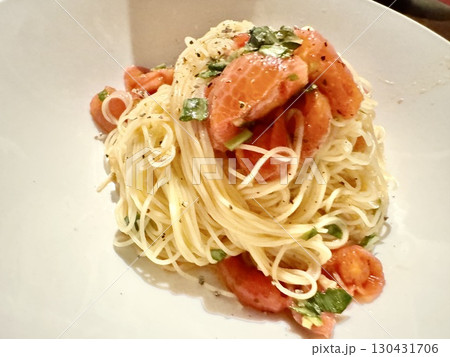 写真素材:トマトとバジルの冷製パスタ(カッペリーニ) 写真素材:トマトとバジルの冷製パスタ(カッペリーニ) 130431706