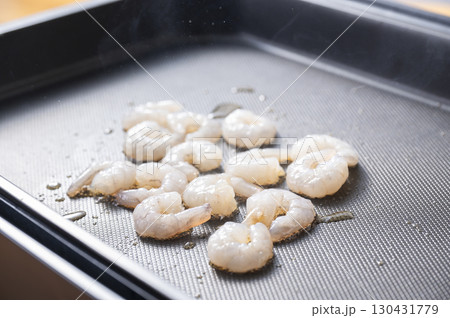 ホットプレートで海老を炒める ホットプレートで海老を炒める 130431779