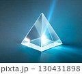 三角錐のクリスタルに反射するプリズムの光 130431898