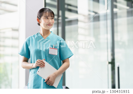 病院で働く若い女性医師 130431931