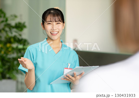 患者を問診する若い女性医師 患者を問診する若い女性医師 130431933