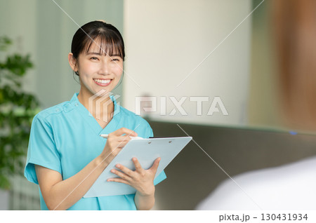 患者を問診する若い女性医師 130431934