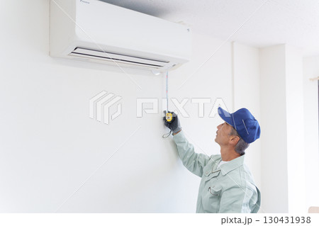 メジャーで測定する内装工事業者 130431938