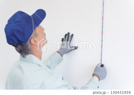 メジャーで測定する内装工事業者 130431939