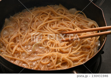 料理中の和風パスタ 130431946