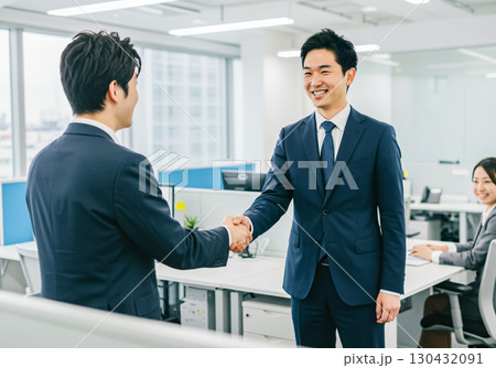日本企業の職場で挨拶を交わす中国人ビジネスマン 日本企業の職場で挨拶を交わす中国人ビジネスマン 130432091