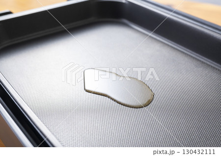 ホットプレートに油を広げる 130432111