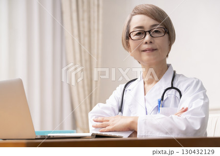 白衣を着た女性医師 シニアのベテラン女医 白衣を着た女性医師 シニアのベテラン女医 130432129