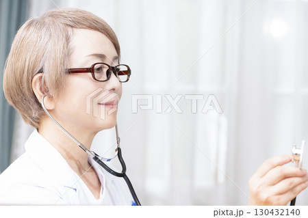 白衣を着た女性医師　シニアのベテラン女医  130432140