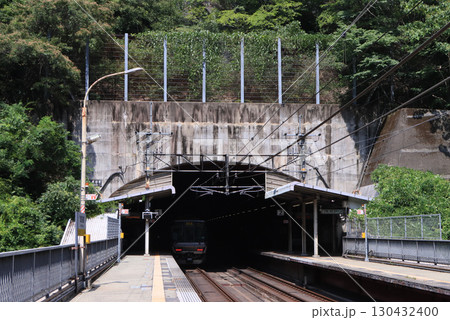 福知山線 武田尾駅のホームとトンネル 福知山線 武田尾駅のホームとトンネル 130432400