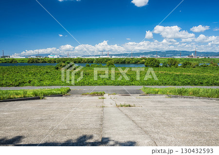 淀川夏景色 淀川左岸堤防上からの眺め 枚方市 淀川夏景色 淀川左岸堤防上からの眺め 枚方市 130432593