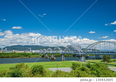 淀川に架かる水管橋　枚方市 130432605