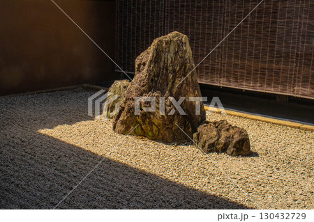 【京都風景】大仙院　白砂と石組を人生に見立てた庭園 130432729