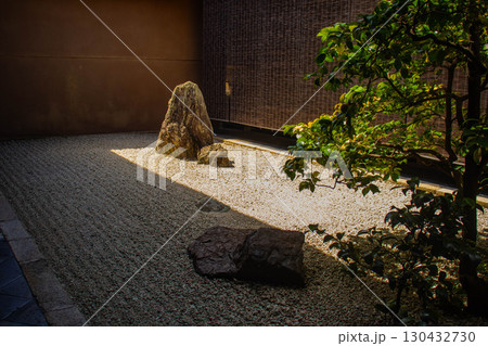 【京都風景】大仙院　白砂と石組を人生に見立てた庭園 130432730