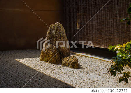【京都風景】大仙院　白砂と石組を人生に見立てた庭園 130432731