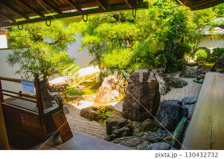 【京都風景】大仙院　白砂と石組を人生に見立てた庭園 130432732