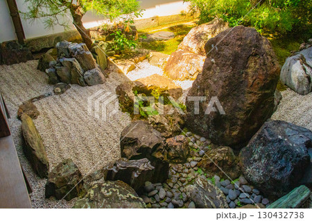 【京都風景】大仙院　白砂と石組を人生に見立てた庭園 130432738
