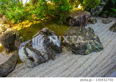 【京都風景】大仙院　白砂と石組を人生に見立てた庭園 130432750